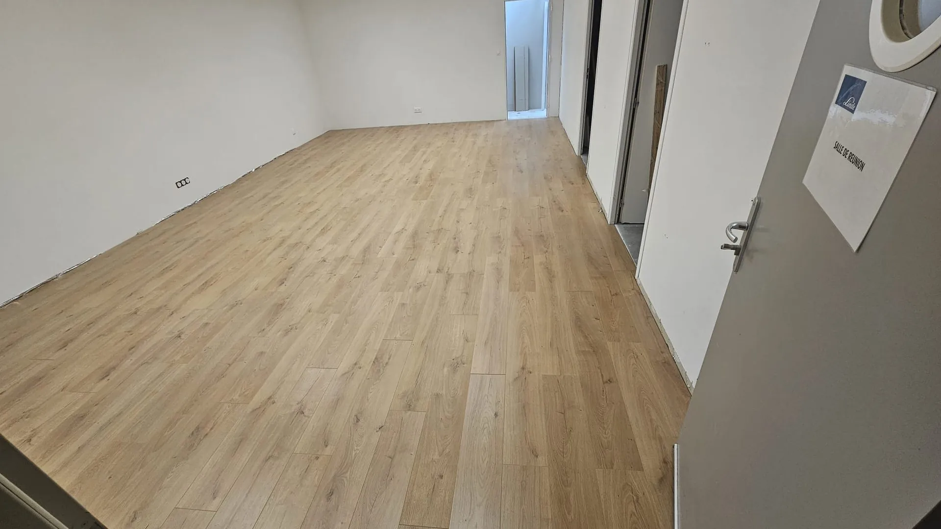 Rénovation intérieure — parquet bois et lumière naturelle